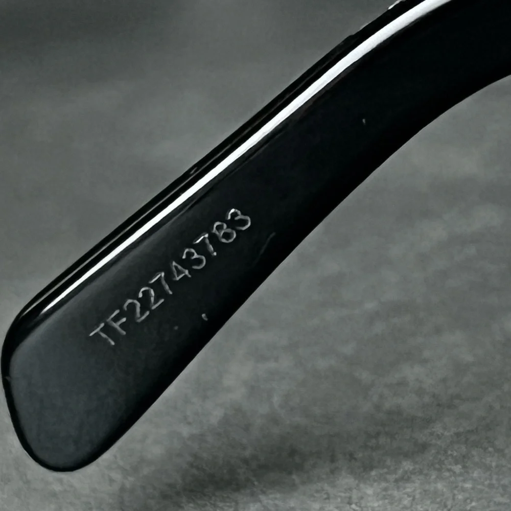 CELINE Triomphe Grey Cat Eye Ladies Sunglasses
CL40269U 01A 54 Black Silver NWT - Picture 10 of 12